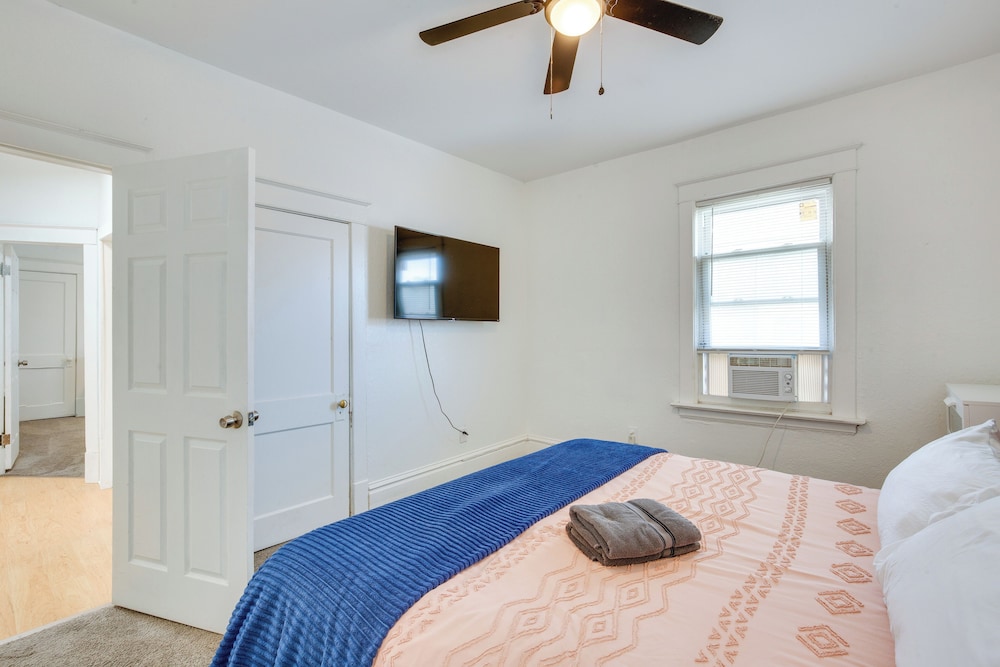 Luxurious 2BR Kansas City Condo Near Downtown