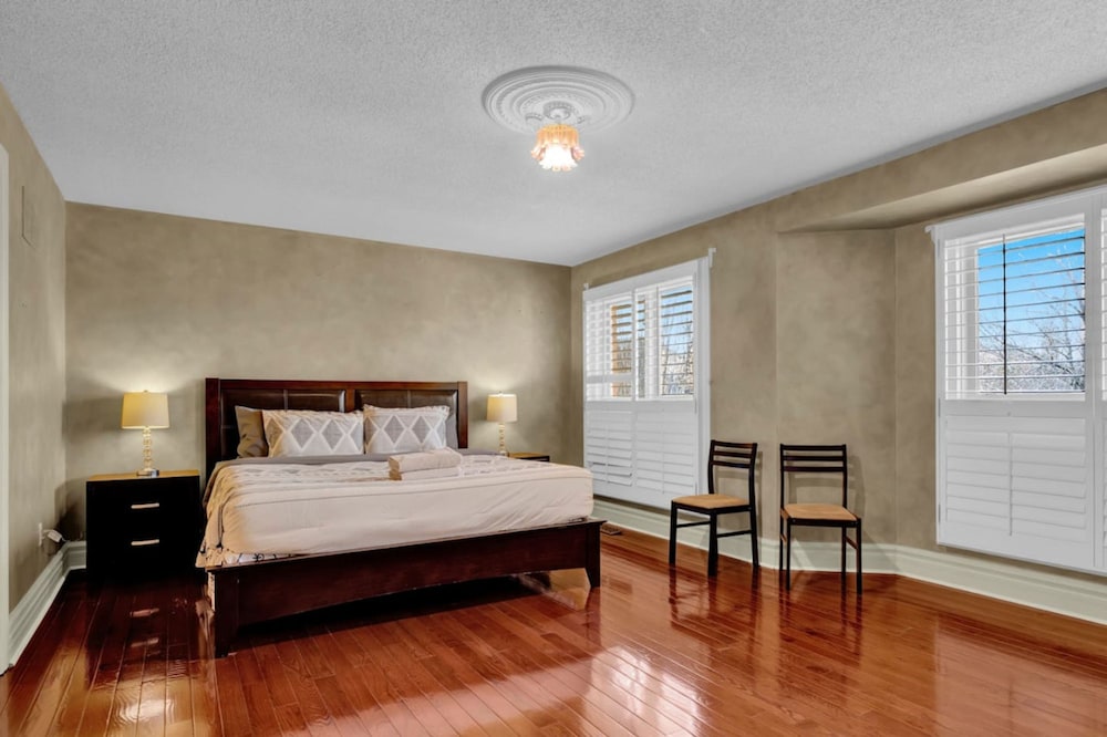 Mississauga Retreat Your Spacious 5-bedroom Home