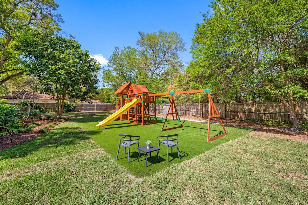 Luxury Retreat: Pool, Games, Basketball & More!