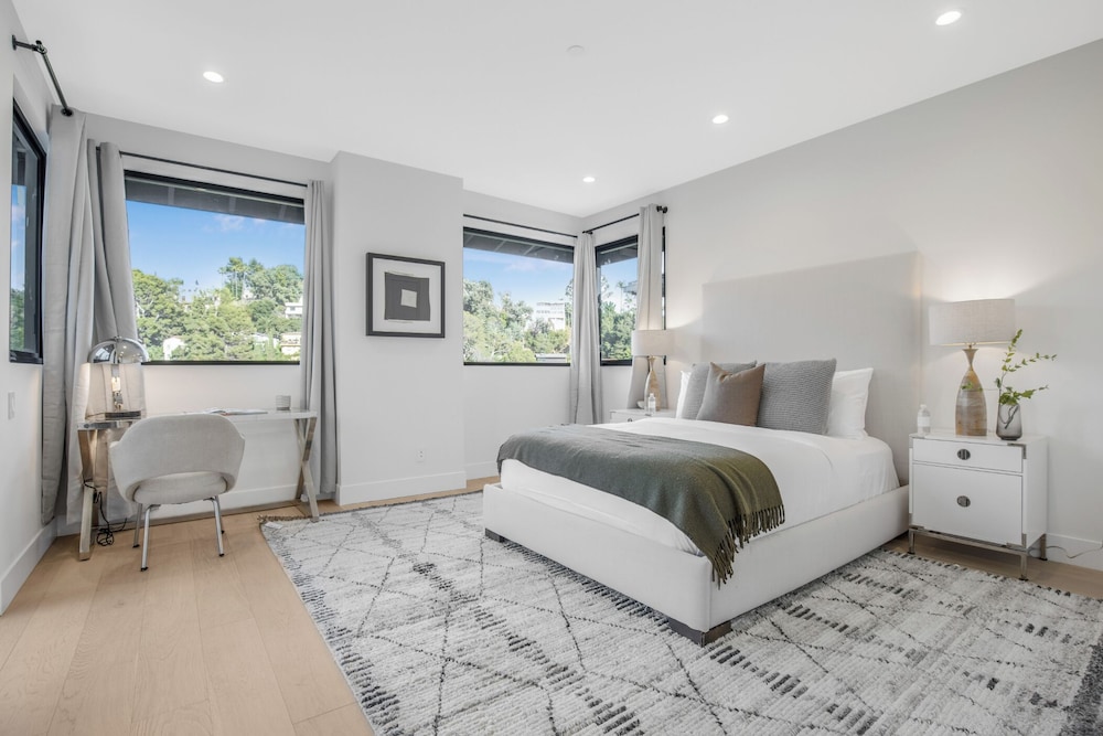 Belden Modern Villa - Iconic Hollywood Hills Retreat - Image 2