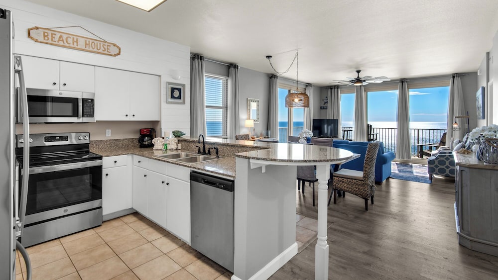 Beachfront Corner Unit w/ Wrap-around Balcony, Close to Attractions!