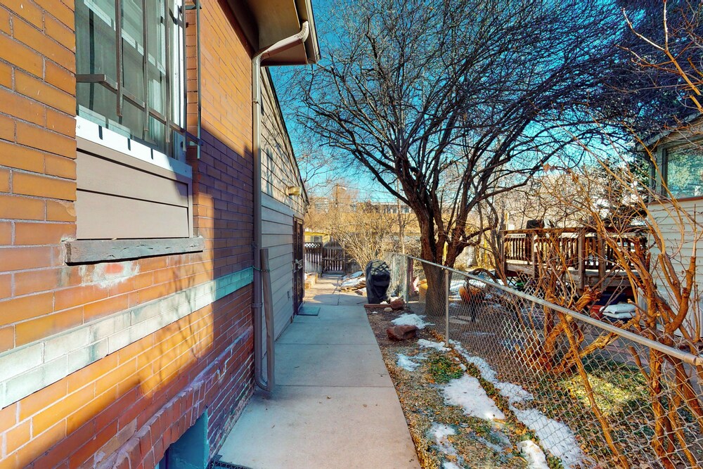 Elati Guesthouse: Walkable Home in Arts District