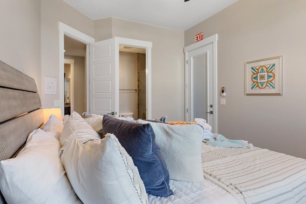 Hurricane Falls Pool, Hot Tub Plus Dog Friendly! 4 Bedroom Home