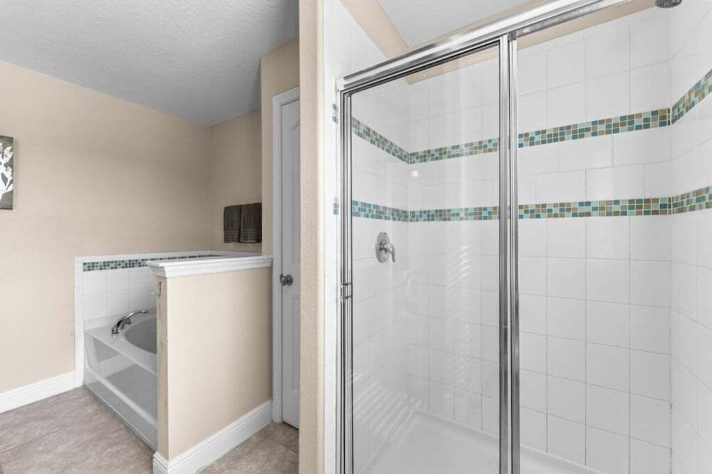 Spacious 5-Bedroom Resort Pool Home with Lake View 5 Villa