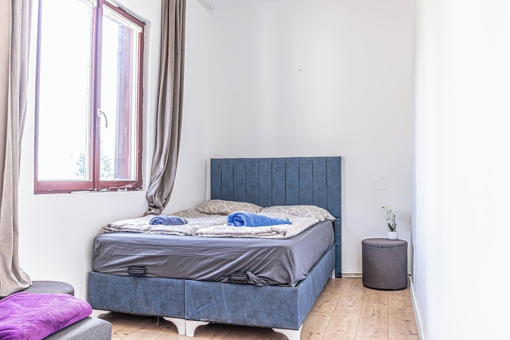 Cozy House Terrace &Garden Sleeps 34