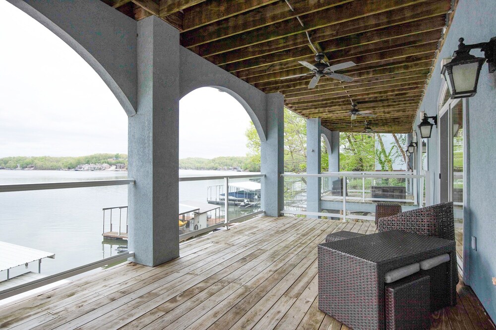 Huge! Sleeps 30-kayaks, Pedal Boat & Paddle Boards