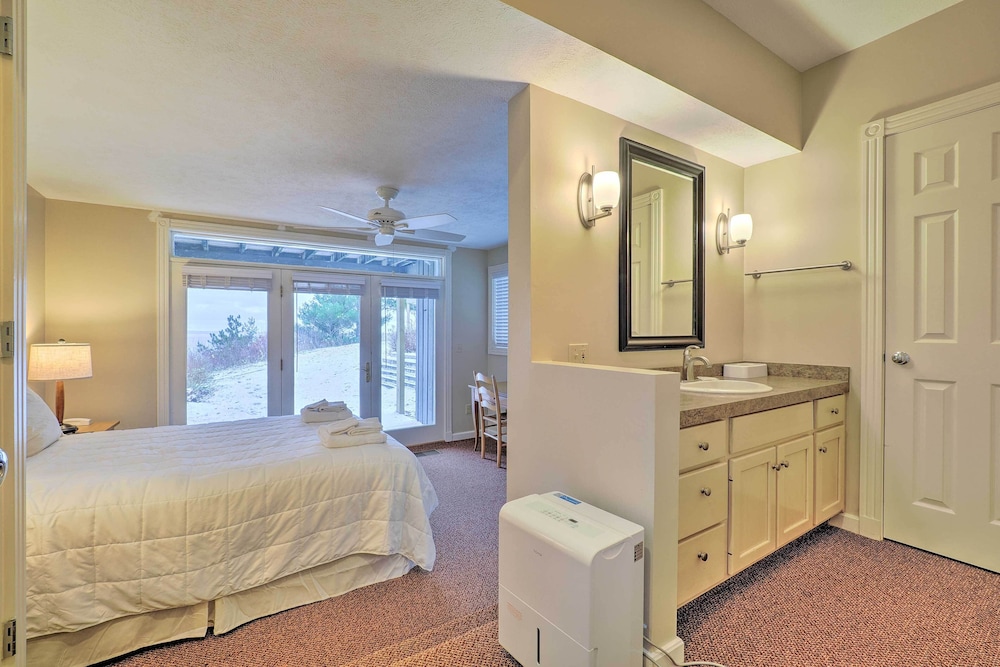Glen Arbor Condo w/ Balcony & Ski/beach Access!