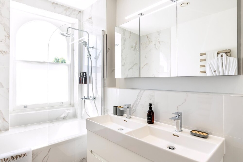 Light & Luxury Chelsea Apartment: Private Balcony!