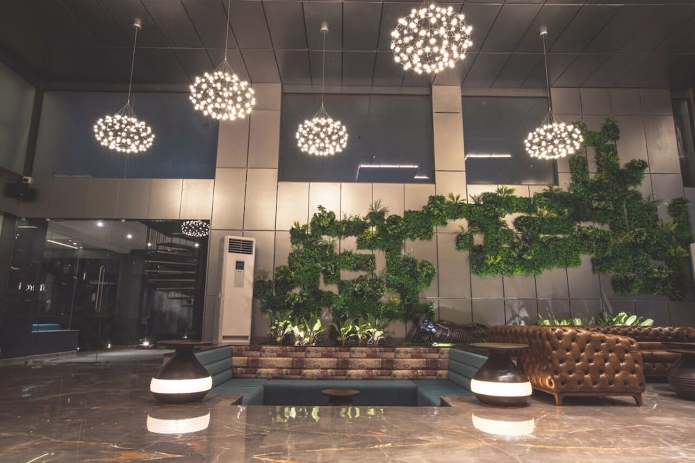 Lobby & Reception