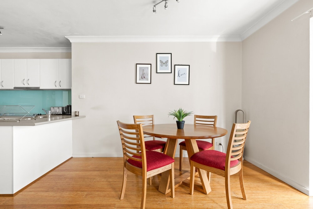 Lovely 2-bed With Balcony