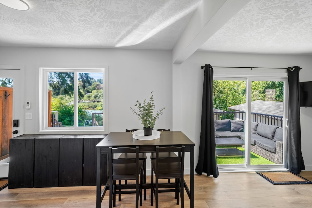 Riverside by Cowichan Lake Cottages