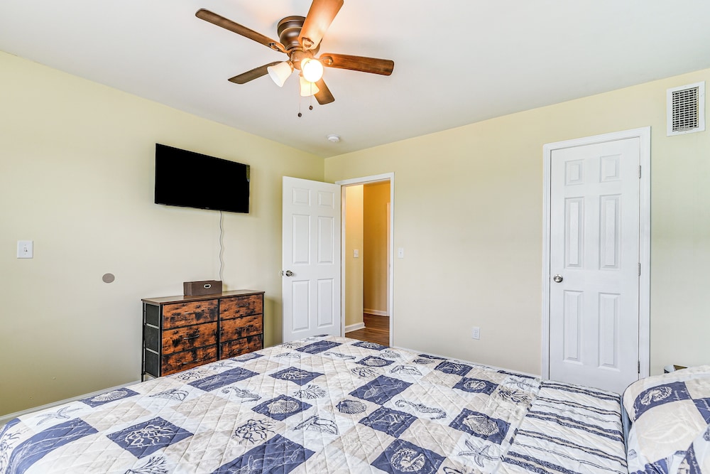 1 Mi to Historic Pleasure Pier: Galveston Home