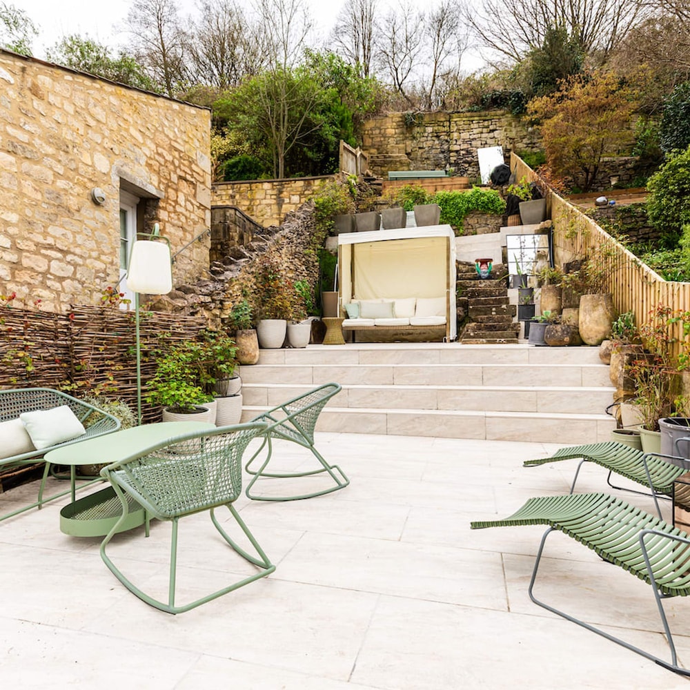 Tranquil 2-bedroom Retreat With Garden view 4