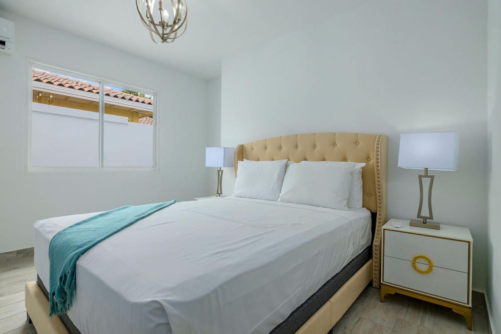 NEW 5BR Villa w Privatepool 3min to Eagle Beach