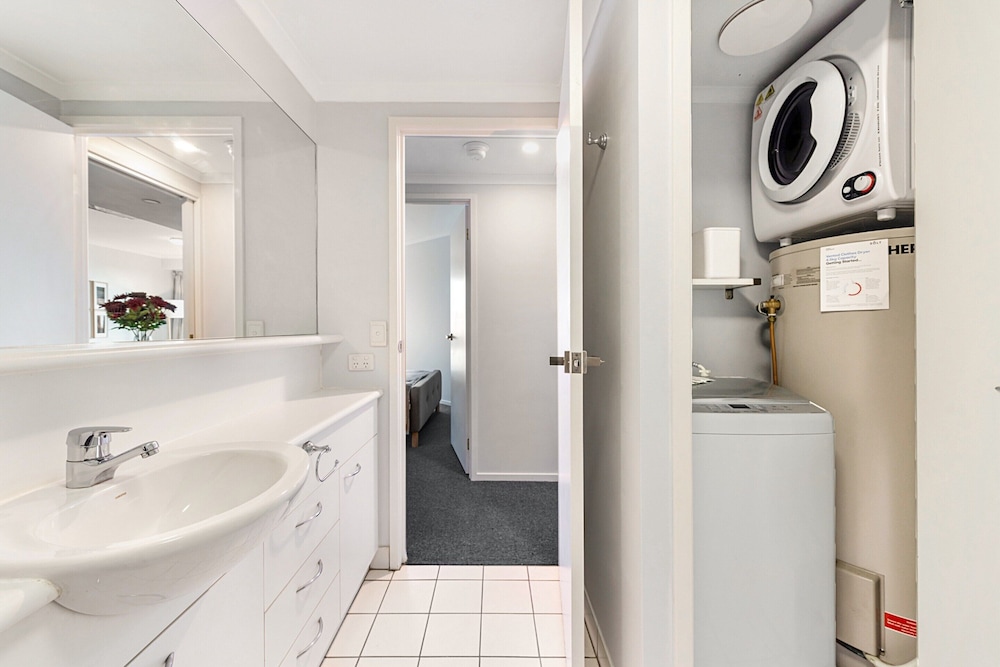 Family Unit With Balcony, Free Trams to CBD Sights