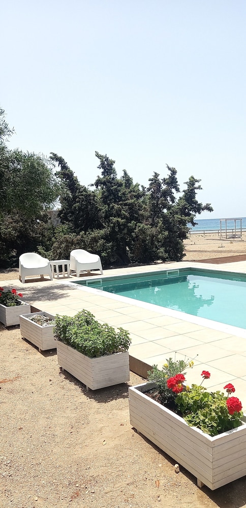 Cedar Bay Beachside Villas