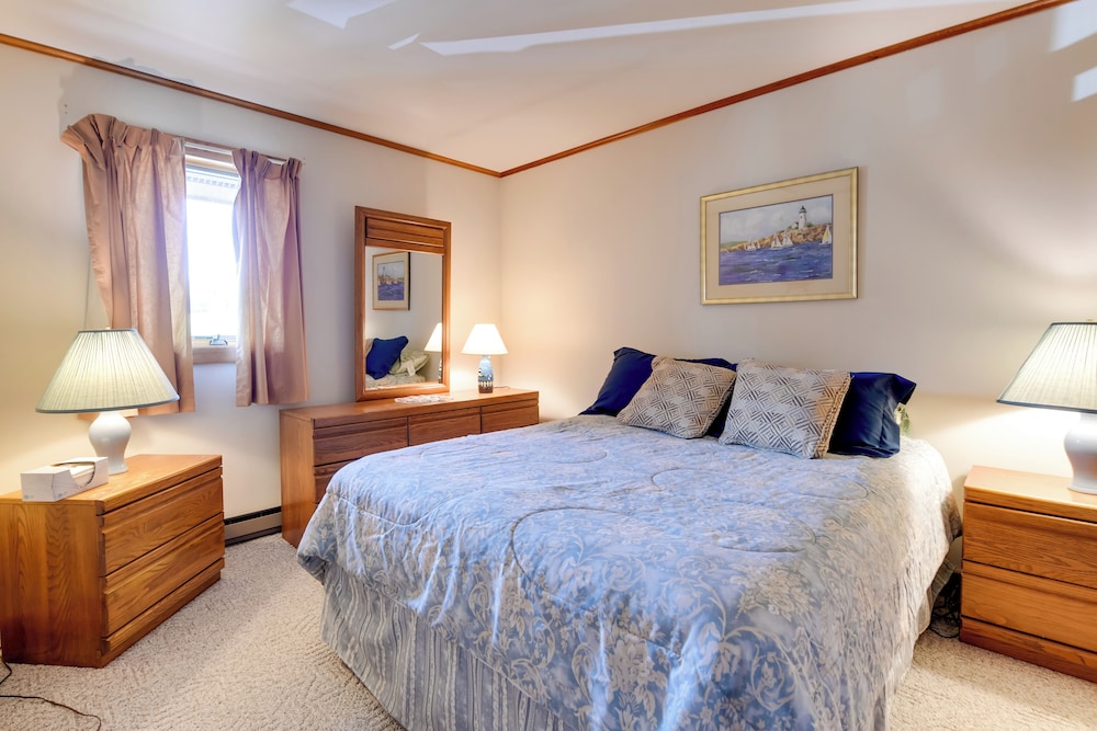 Mtn Views & Pool Access: Lake Memphremagog Condo!