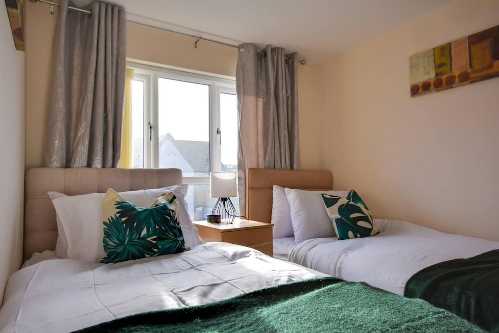 Runcorn - House - Sleeps 6 - Parking - Garden view 2