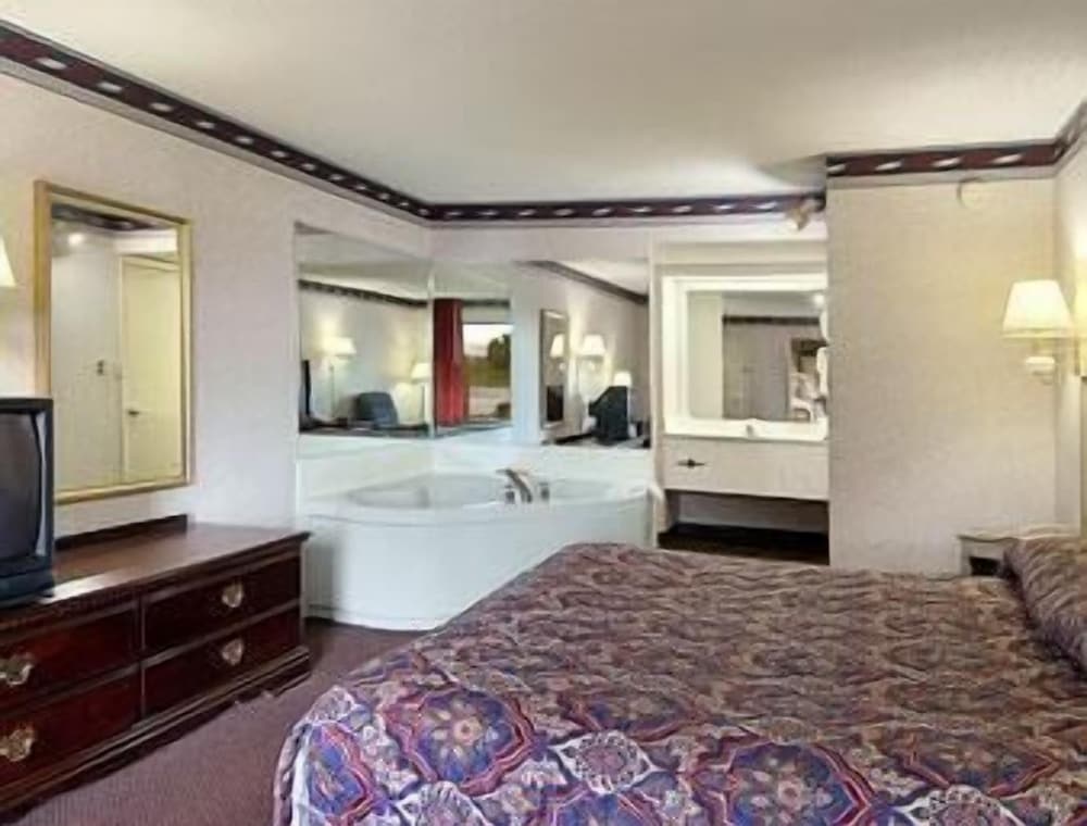Days Inn by Wyndham Saint Pauls view 4