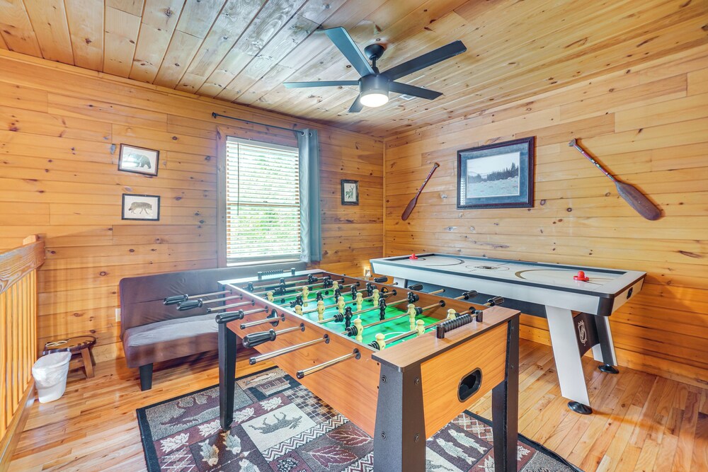 5 Mi to Gsmnp: Cabin w/ Hot Tub & Game Area