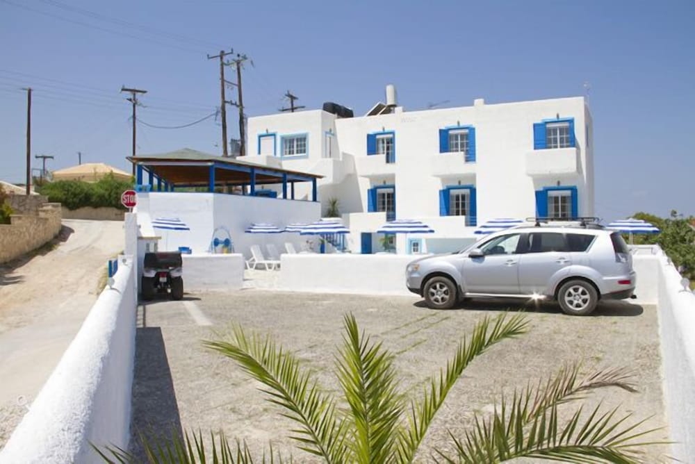 Blue Dolphin Studios & Apartment