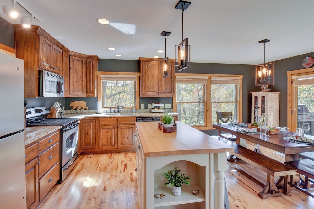 Fish, Hike & Swim: Lake Burton Retreat w/ Hot Tub!