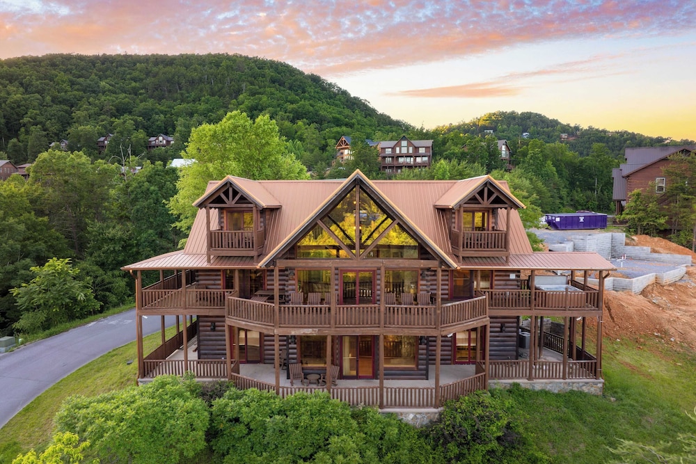 Luxury Cabin w/ Elevator, Theater & Hot Tub Near Dollywood Smoky Vista Lodge