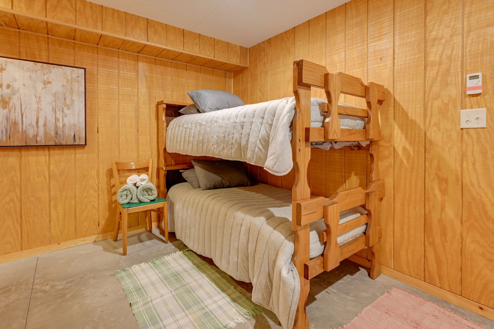 Cozy Arkdale Wood Cabin Near Petenwell Lake! view 5