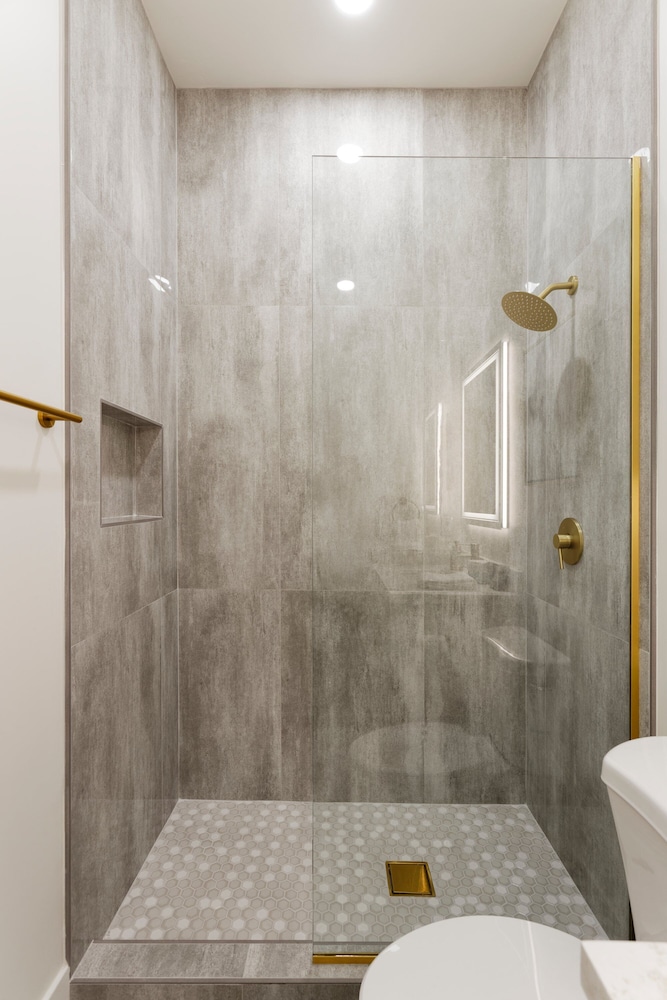 Luxe - Nouveau - Sparkling Pool - Walk to Old Town