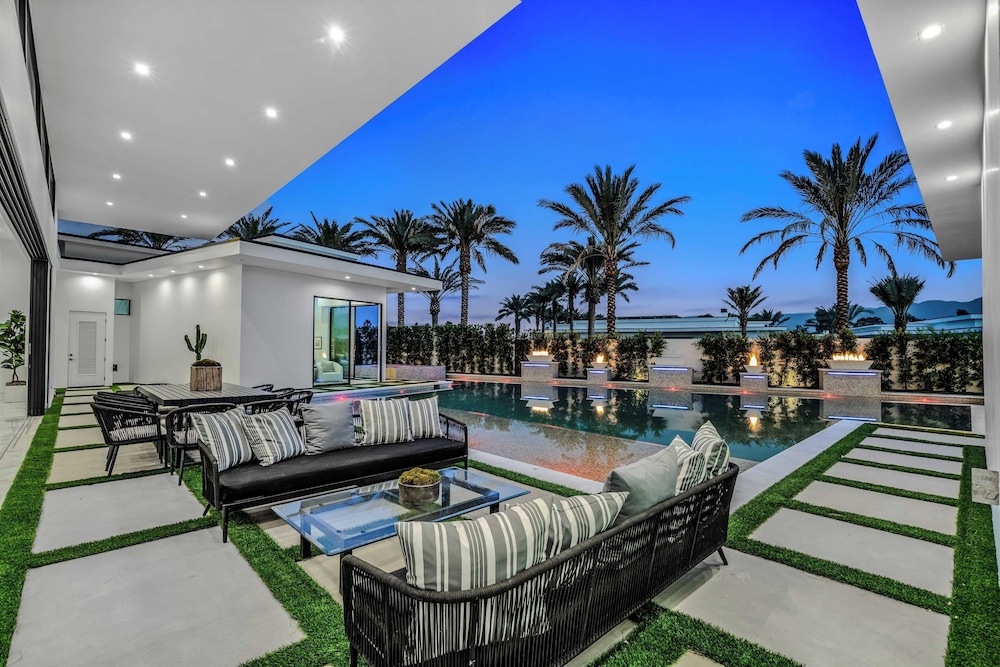 Sleeps 54 3 Luxury Villas w/ Pool + Spa, Pickleball Bravo by Avantstay