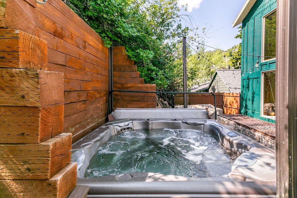 Red Hawk by Avantstay Charming Cabin w Theatre Spa 5mins to Deer Valley Mtn