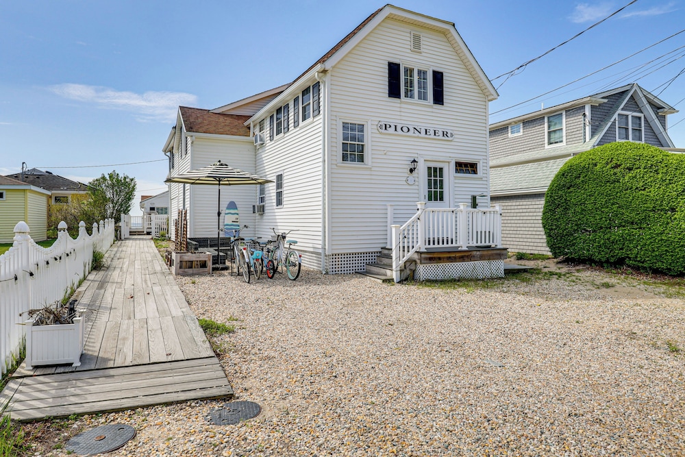 Walk to Hawk's Nest Beach: Coastal Old Lyme Apt