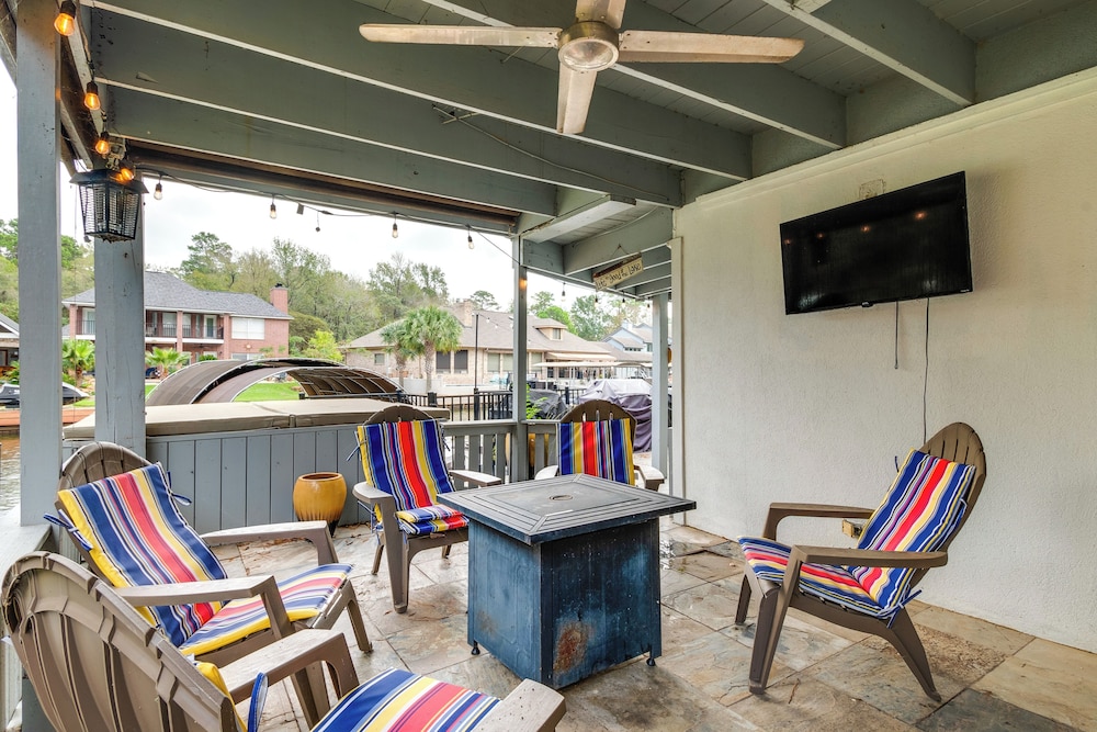 Dock & Outdoor Entertainment: Home on Lake Conroe