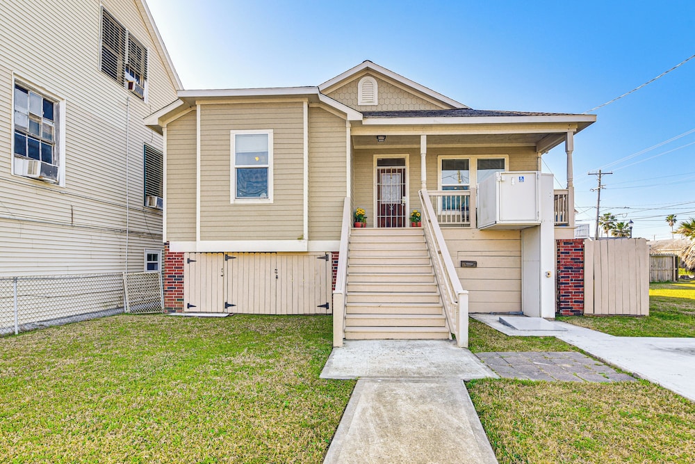 Half-mi to Galveston Strand: Charming Home w/ Yard