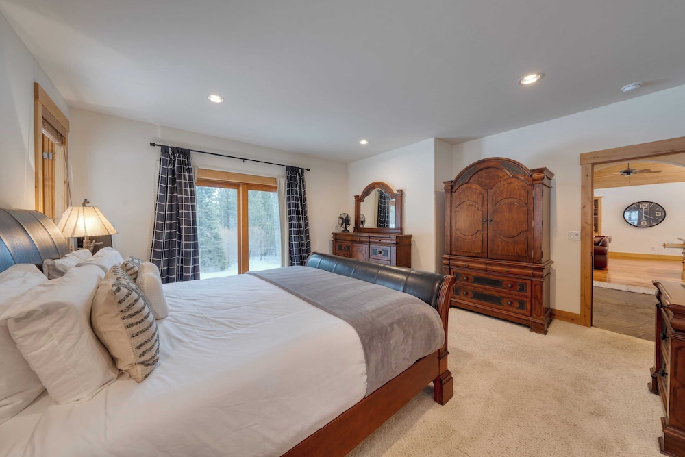 5 Mins to Ski Resort Ping Pong, Pool Table, Deck Donner Ridge by Avantstay