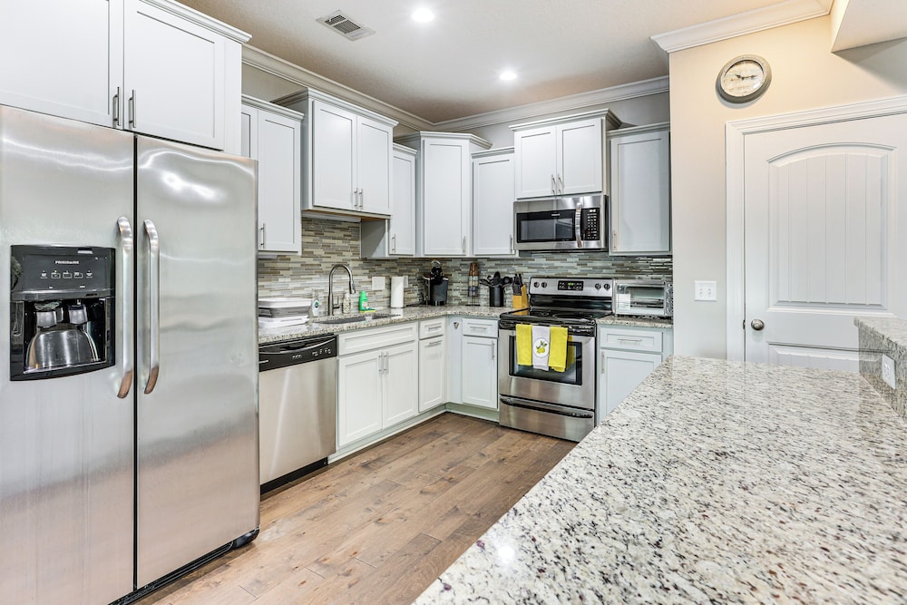 3 Mi to Pier Village: Dog-friendly St Simons Home!