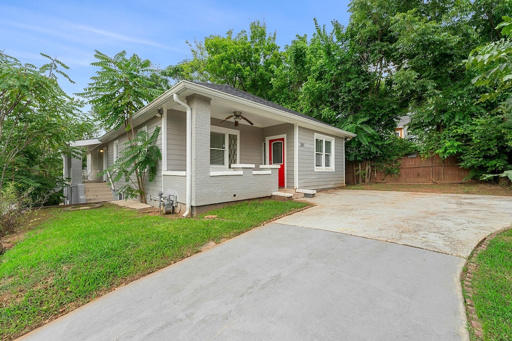 Spacious Home Near Zoo Atlanta l Sleeps 12 Includ view 2