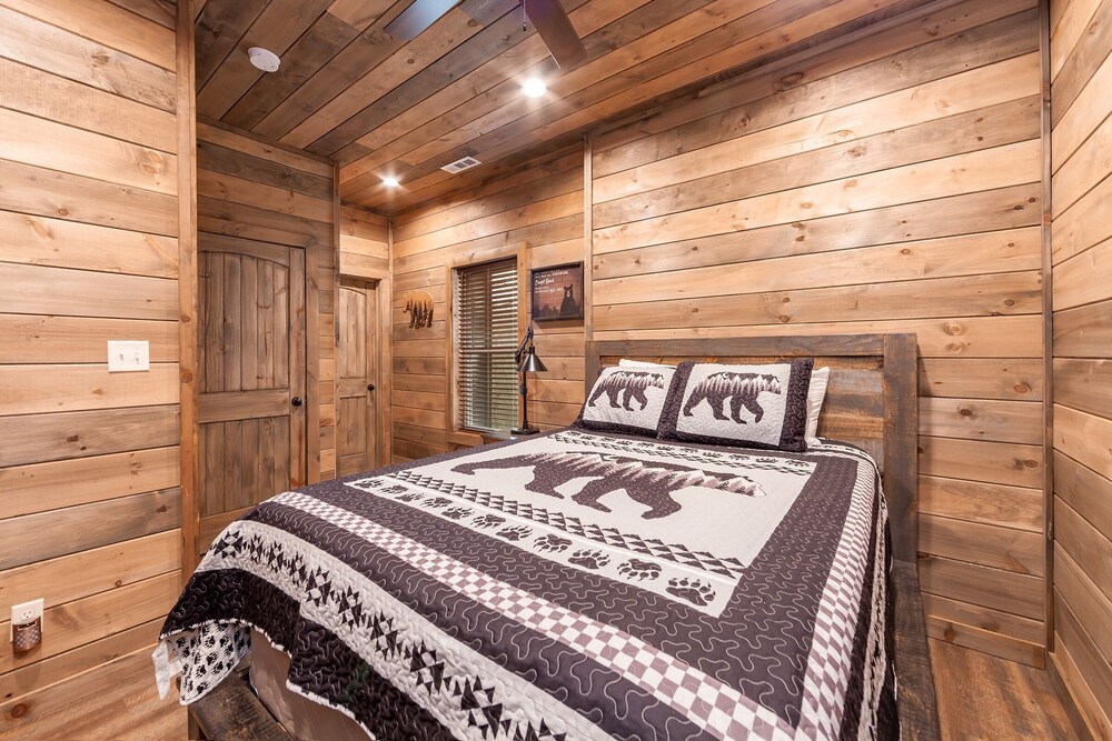 The Gathering Place 3 Bedroom Cabin by RedAwning view 4