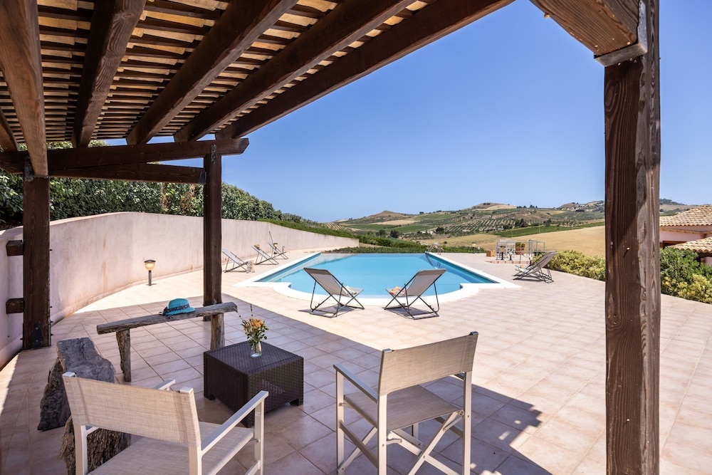 Villa sui Colli Ericini con Piscina by Wonderful Italy
