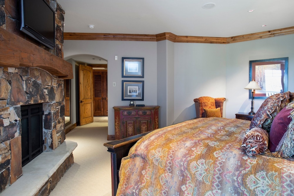 Grand Lodge - Three Bedroom #301 - Ski-in/ski-out 3 Condo