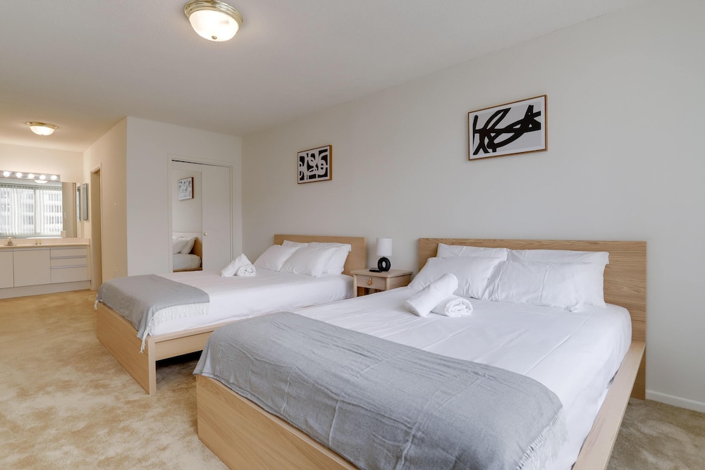 Stylish Comfort Condo in Crystal City