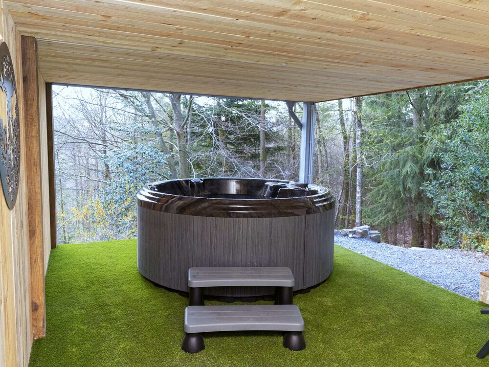 Cosy Chalet in Odeigne with Hot Tub
