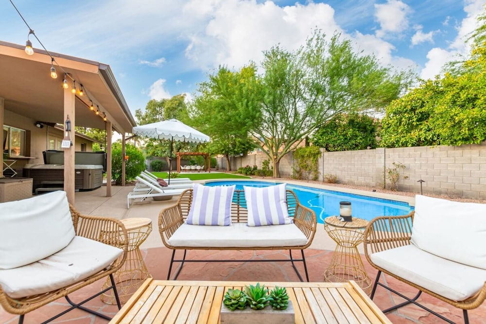 Greenway Oasis Heated Pool Spa Mural Putt Grn