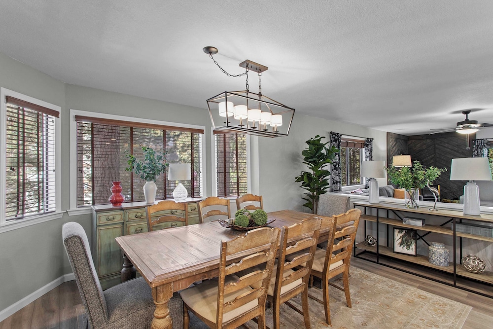 5bdr Stay w/ Fireplace, Game Room & Family-friendly Amenities Arrowhead Chalet by Avantstay