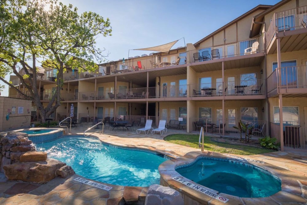 Waterwheel Hideaway - Cozy Condo for 6 With Resort-style Amenities