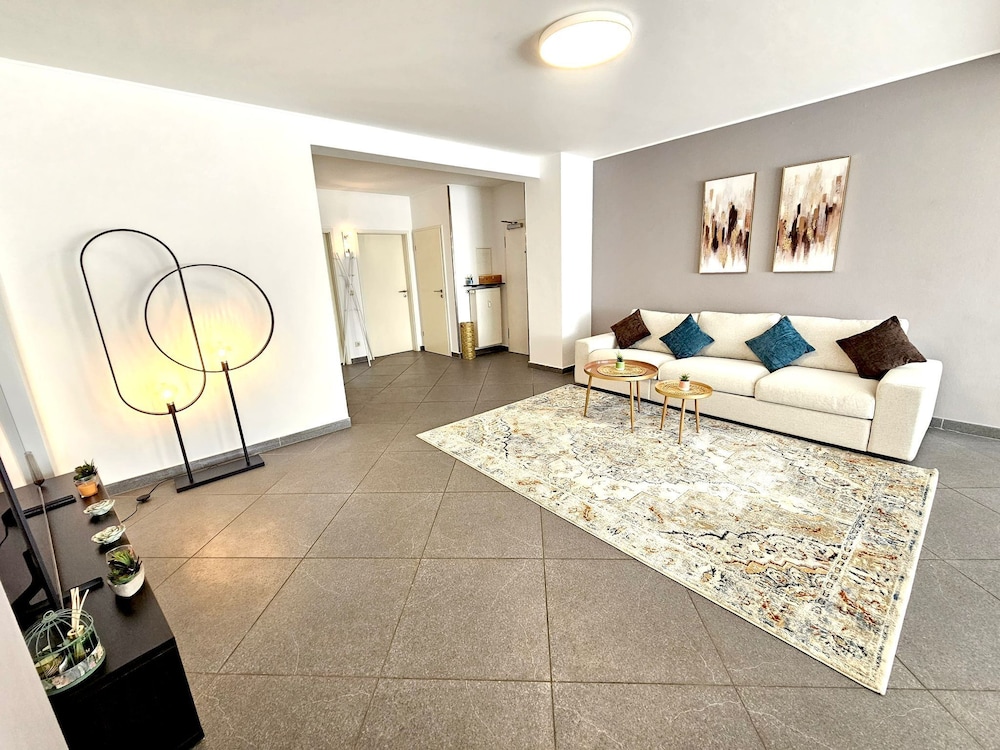 Well Appointed 2BR w terrace&parking