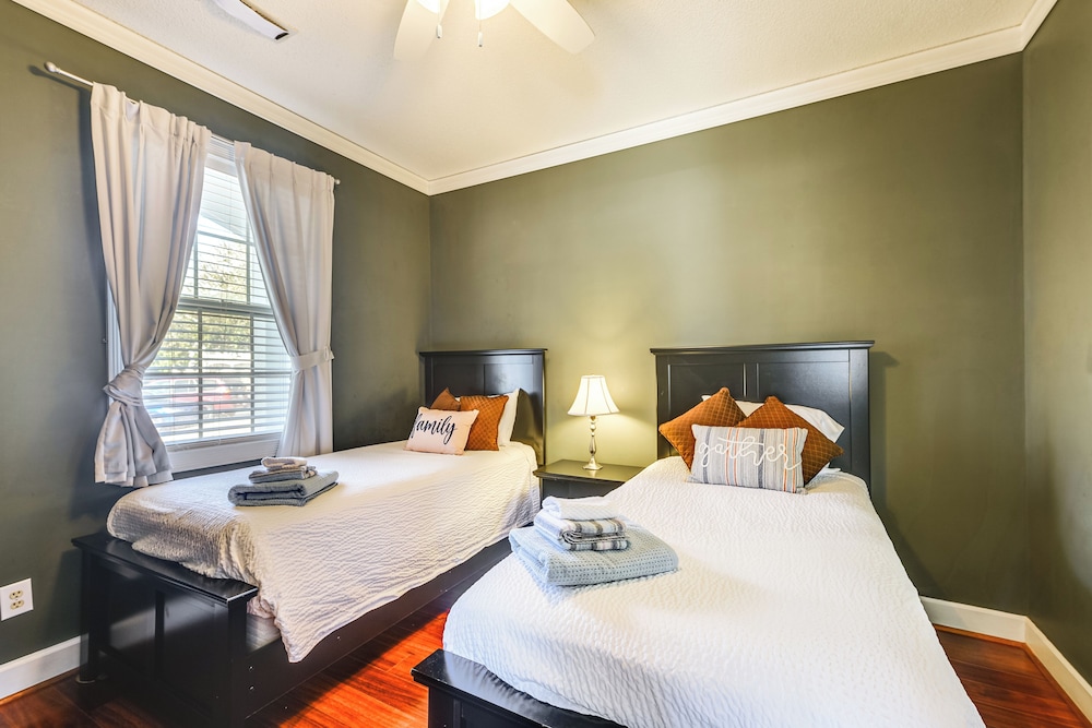 2 Mi to Broadway at the Beach: Condo w/ Pool!