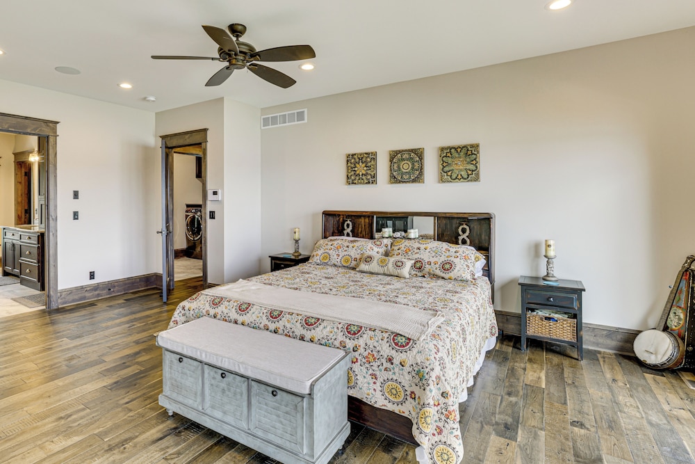 River Views + Wraparound Deck: Dubuque Getaway