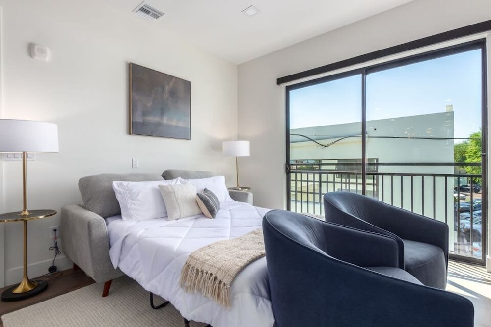 LUX Penthouse Old Town Walkable Gym Mtn Views