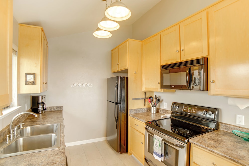 Beach Access & Hot Tub: Coastal Gem in Manchester